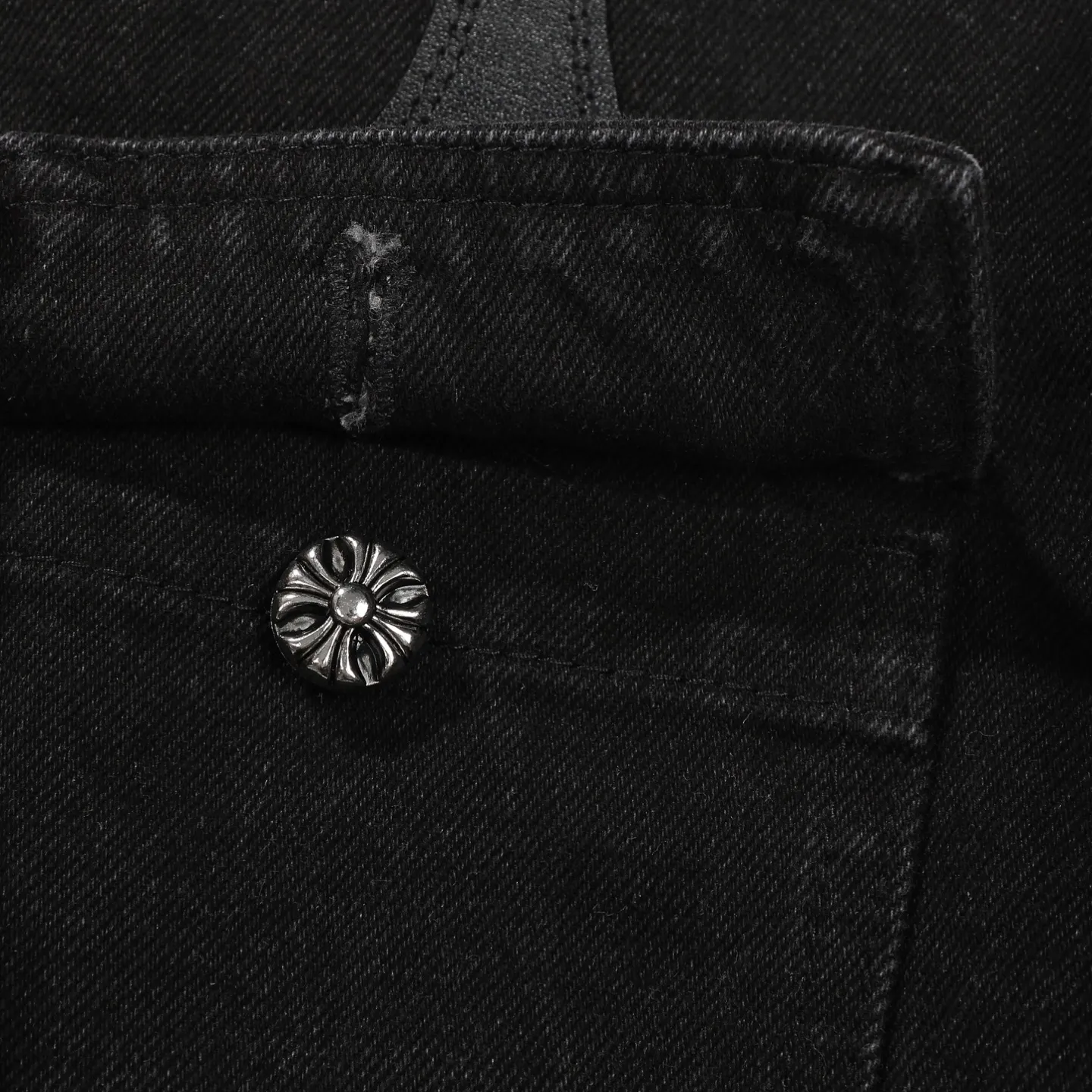 P260 CH Chromehearts 23ss denim cross patchwork leather black and white denim jacket. A super versatile denim jacket that is breathable, comfortable and elegant! The entire garment is made of super heavy-duty workmanship and is made of denim denim fabric imported from Japan. After the finished product is washed, the loss rate is extremely high! The whole body is made with old craftsmanship and the upper body is stylish! The body has multiple crosses and leather logos sewn on it! Because of the old craftsmanship, everything from gold five to three marks has been re-made with new molds, 100% restored to the original craftsmanship! All the leather characters are laser-aligned. The leather difference is definitely not the same as that of the super-fiber leather on the market. This year’s new sheep leather is used. The finished embroidery guarantees the quality of the entire product❗ It took nearly two months of back-and-forth production to get a satisfactory effect. The various cutting designs really took a lot of effort to achieve a satisfactory experience! The same style for men and women, great for couples!   Color: black with white label Size: S M L